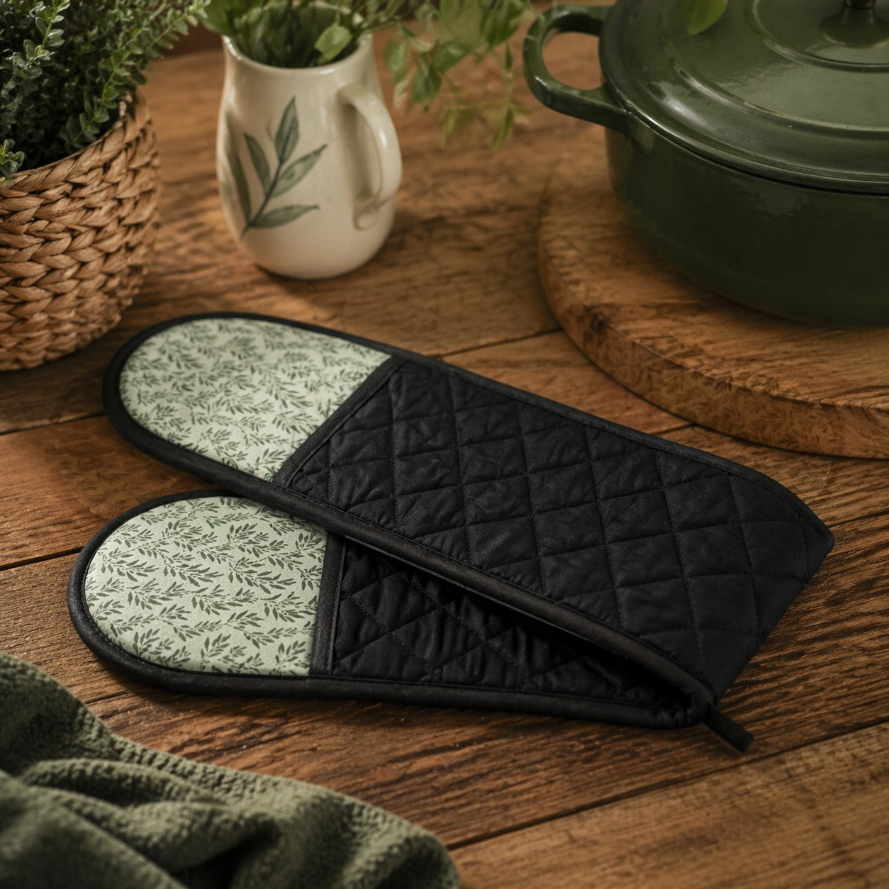 Sage Green Willow Oven Gloves – Minimal Botanical Kitchen Set